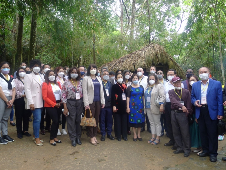 Strengthening friendship and cooperation between Vietnamese and international people